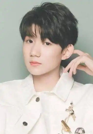 王源换了新发型却罩着头,原因竟是怕粉丝笑话_成功_创作_成年