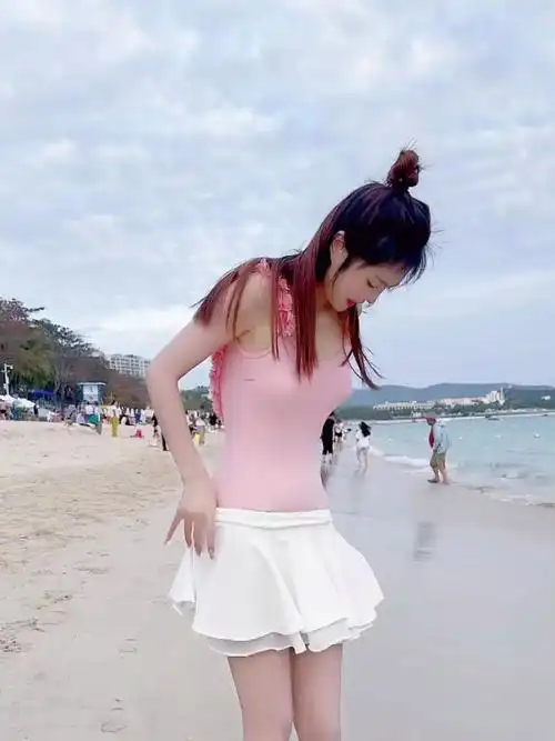 泳装美女演绎夏日激情与活力