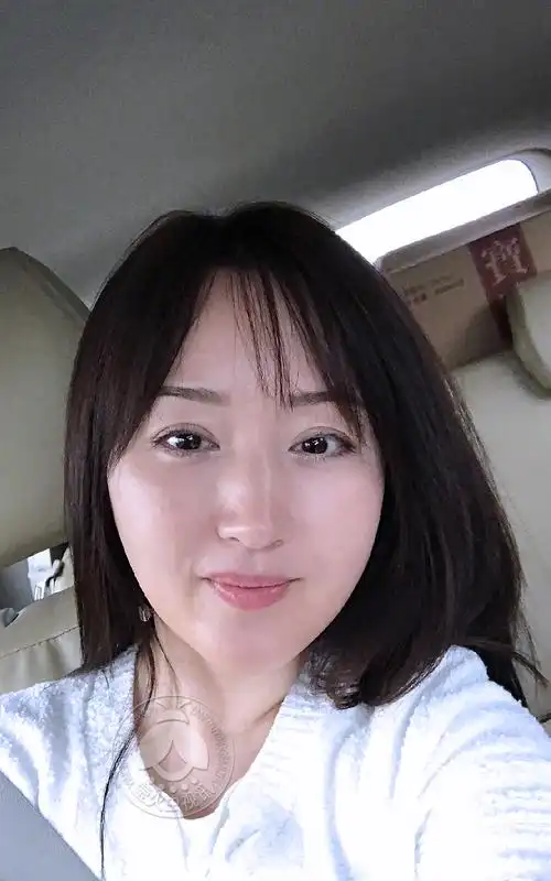 杨钰莹晒素颜自拍照自信满满,皮肤水嫩紧致如少女