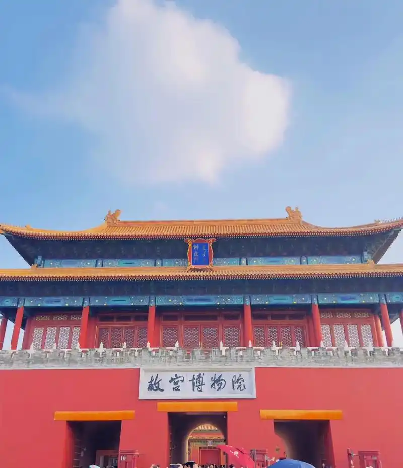 故宫 走在东华门大街上就已经看到了朱红色的围墙,明黄色的琉 - 抖音