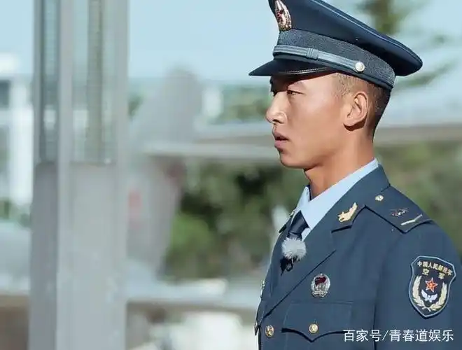 在《真正的男子汉》中,王威虽然严肃,但最后对大家还是很不错的.