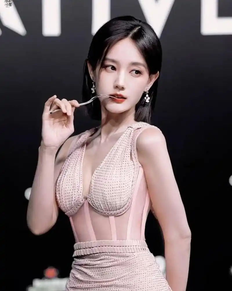 李一桐这把叉子能值多少钱!有想拿回去吃饭的吗!这些动作太勾魂了!