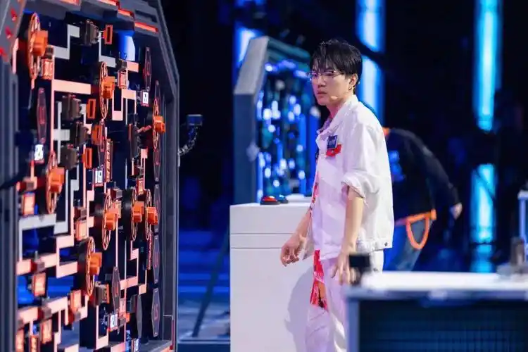 太原小伙儿白宇鹏卫冕《最强大脑》第十季脑王并荣膺"中国队长"_节目