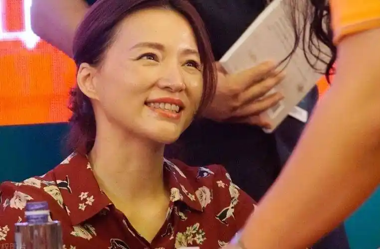 49岁她素颜和中年大妈无异,沧桑却越看越有气质_岁月_风格_经历