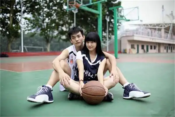 实拍情侣身高差距合影照,网友们直呼太萌了