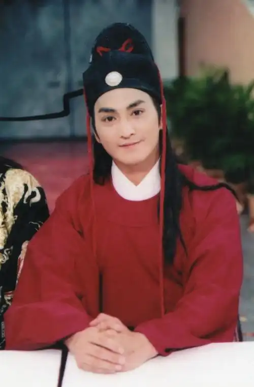 身价过亿招工月薪350061岁何家劲被嘲