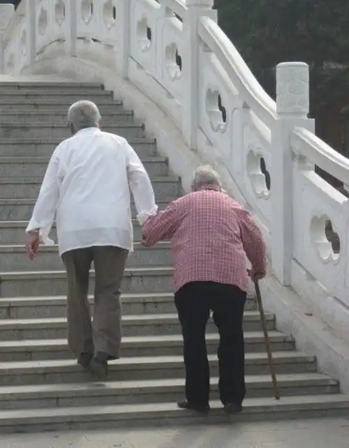 这么久了,他还是会叫她"丫头",一起牵手,一起走路,一起老去,这不是