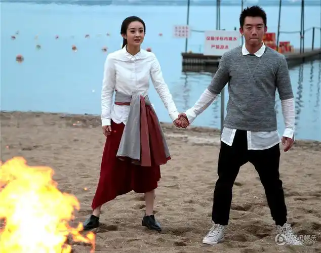 赵丽颖郑恺《实习生》 湖边牵手扑倒成情侣