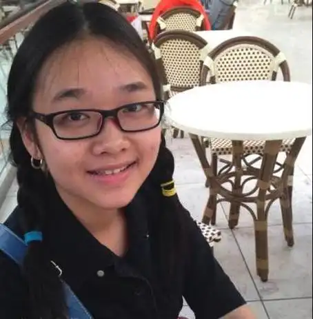 1993年刀郎在海南打工时,结识了来自新疆的歌手朱梅,两个流浪的人相爱