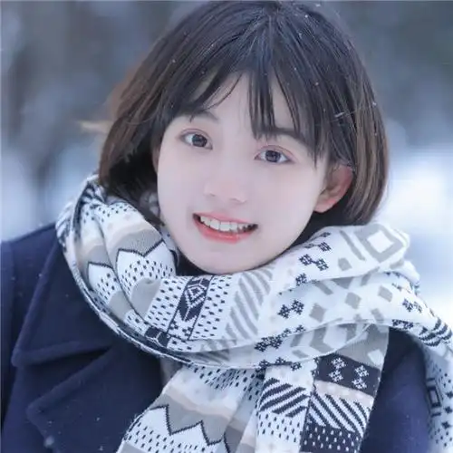 冬天雪中戴围巾短发清纯女生头像图片