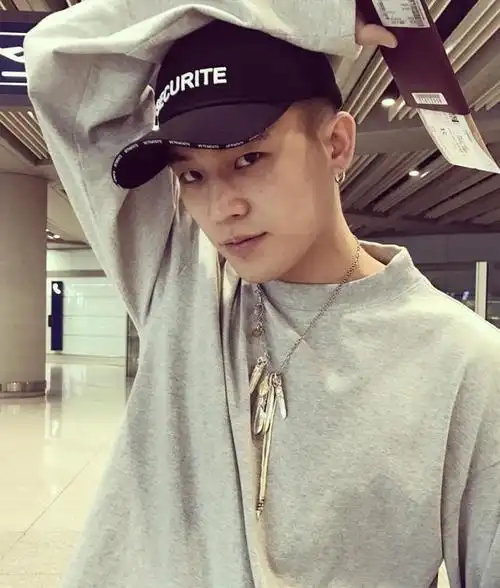 欧豪的硬汉风养成记看起来酷帅雅痞穿搭自然随性带来不羁感