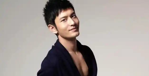 黄晓明陪完前妻陪女友,新欢旧爱用一张脸,处境却冰火两重天