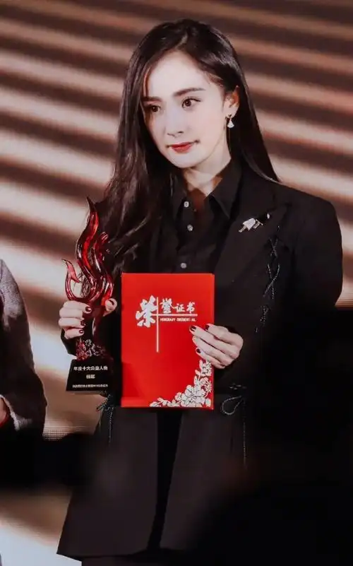 杨幂all black活动造型_腾讯新闻