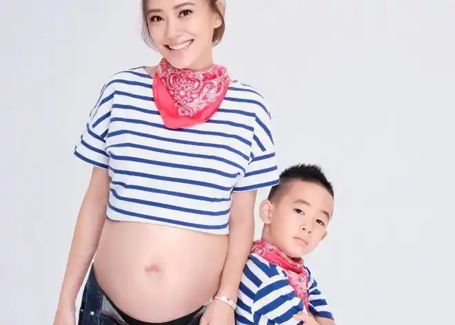 应采儿就在社交平台上晒出了自己怀二胎的照片,还有刘璇的孕肚倒立照