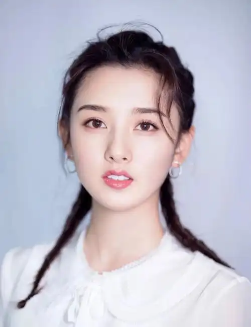 今年流行的扎辫子发型图片(半披发怎么扎好看俏皮显脸小) - 拾味生活