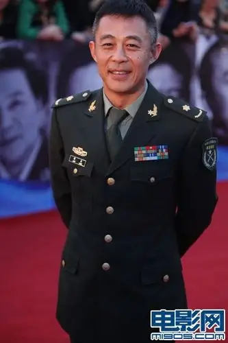 侯勇身着军装潇洒亮相