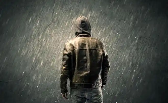 如果是下大雨,在前5分钟以内,在雨中跑可能比走要经受更多的雨滴密度