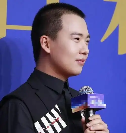 郭麒麟寸头造型出席活动身材发胖憨态可掬越来越像郭德纲