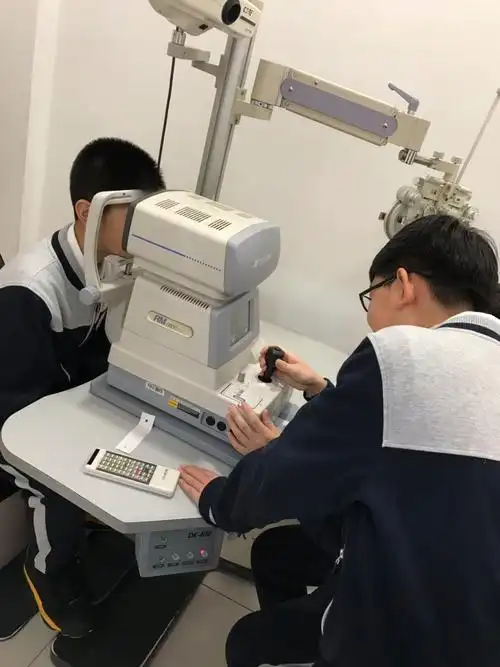 吉大力旺实验中学七年四班第五组社会实践活动-走进眼镜世界