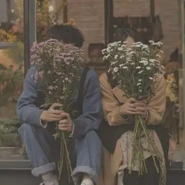 情侣头像捧花遮脸高清文艺的情侣头像一男一女捧花图片