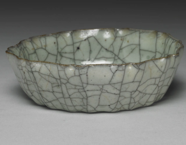 宋 哥窑月白牡丹花式小洗(侧面) 台北故宫博物院馆藏