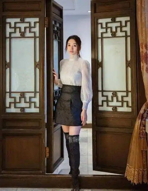 44岁李小冉,身材宛如少女,知性又不失甜美,网友:吃了防腐剂吗_动作