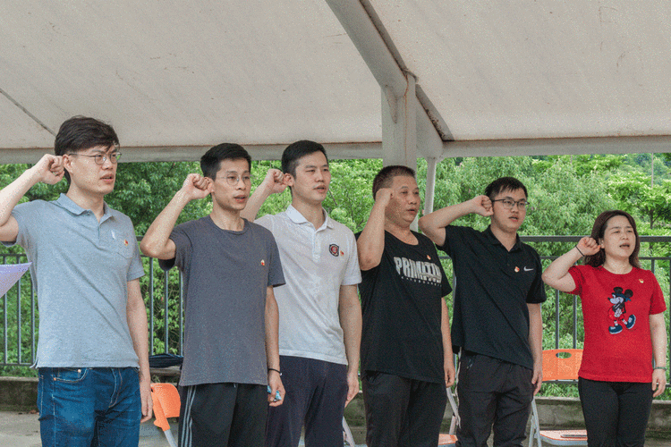 抵达营地,简短的开营仪式后,党支部全体党员佩戴党徽,面向党旗,举起