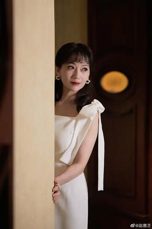 "不老女神"赵雅芝近照曝光 穿白色连衣裙优雅大方