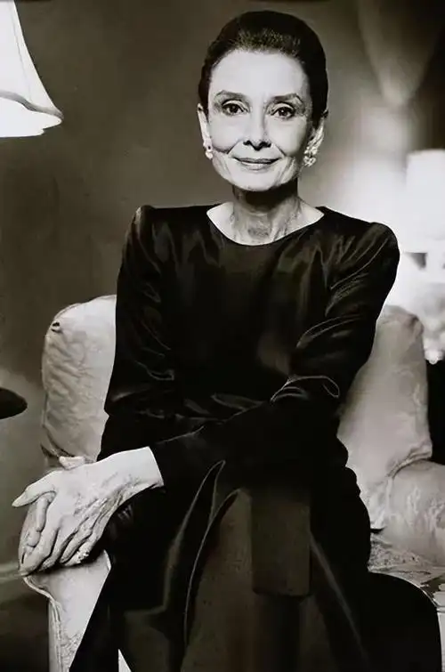 有一种优雅叫奥黛丽赫本的小黑裙