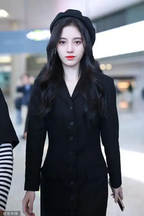 四千年美女鞠婧祎人群中白到发光穿西装戴贝雷帽性感冷艳