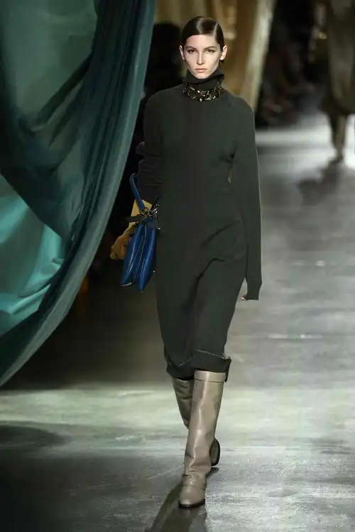 2月21日,模特在意大利米兰时装周上展示芬迪品牌的2024/25秋冬时装