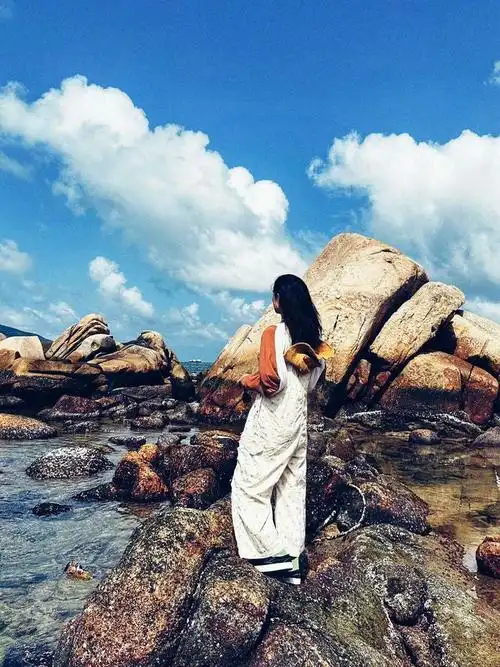 不少惊吓,倪妮友情提示:  (毕竟可以边吹海风边欣赏美女姐姐@倪妮v )