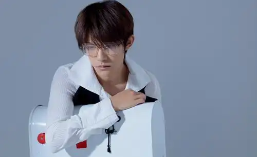 今日份男孩易烊千玺帅气金丝眼镜写真