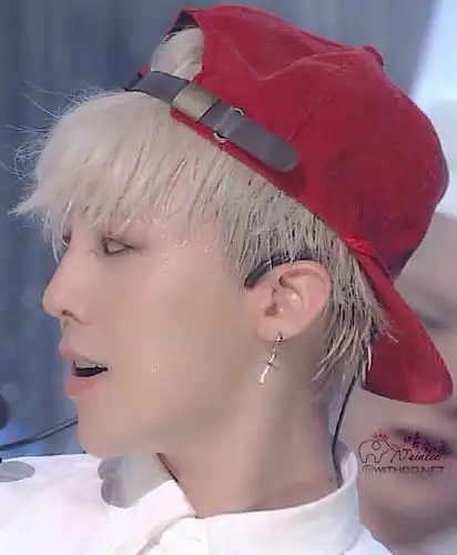 求权志龙白色头发烟熏妆的帅照