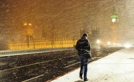 风雪中,一个人走.