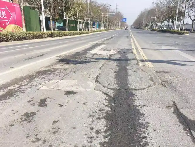 路口车辙起伏经过太颠簸