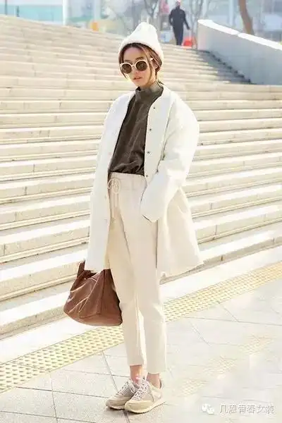 搭配要点:卡其立领卫衣 白色抽绳哈伦裤 白色毛绒大衣 米色运动鞋