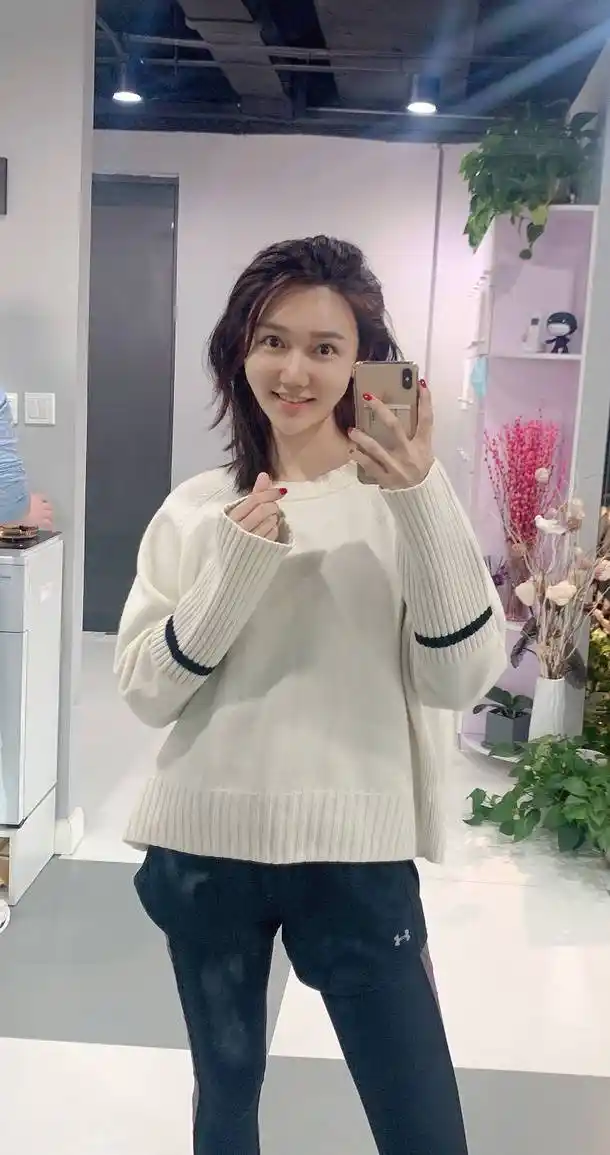 央视主持人龙洋穿白裙跳舞秀精致小蛮腰