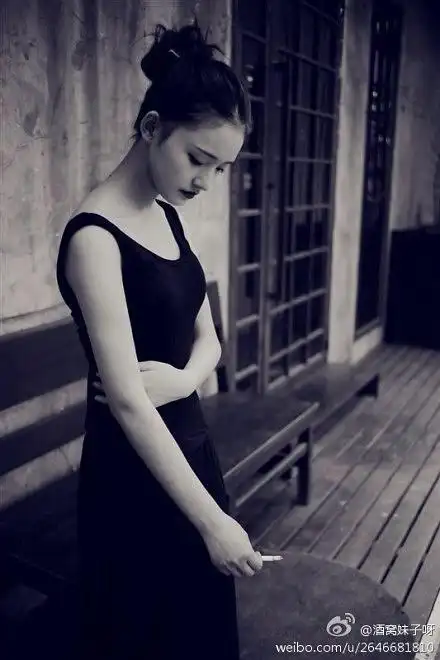 林允这张图我存了很久,她特别适合抽烟