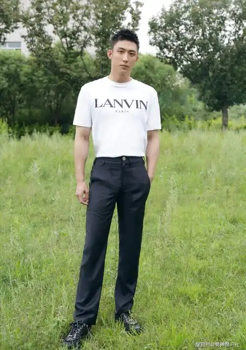 短袖黄景瑜上身穿了一件深蓝色的polo领短袖,下身搭配黑色的运动裤