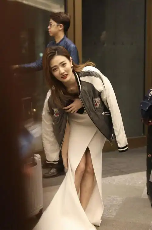 28岁徐璐美得出众白色连衣裙配微卷发而她穿得苗条又好看