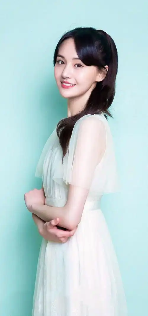 郑爽穿着一袭纱裙,看上去十分的漂亮和清纯了,网友们都点赞这样的郑爽