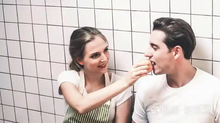 女人给男人喂水果概念情侣