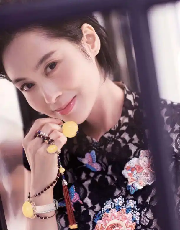 "紫霞仙子"朱茵现身某活动,上围丰满傲人,丝毫不输年轻女星