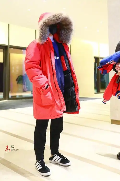 易烊千玺又开始嘚瑟,大冬天光脚!