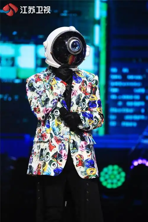 《蒙面唱将猜猜猜》三栖女神惊艳登场 猜评团齐秀"螃蟹舞"