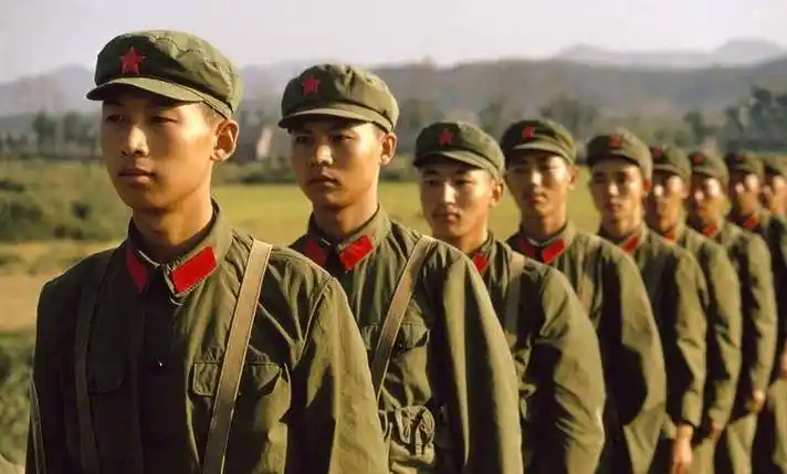 40年前身穿六五式军装的人们:一身绿三片红,一个词来形容,帅气