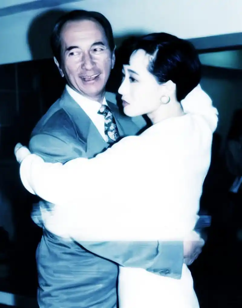 图为"赌王"何鸿燊与利智共舞.那时的利智,风姿绰约.