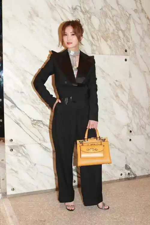 黑色阔腿裤西装造型,利用脖颈设计感的流苏项链和闪钻高跟鞋呼应搭配