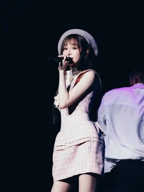 王心凌成都全糖开唱,黄小蕾吴谨言助阵共跳《爱你》